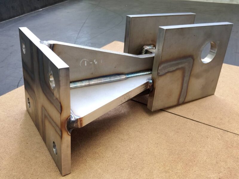 スキッドレール受金物部材