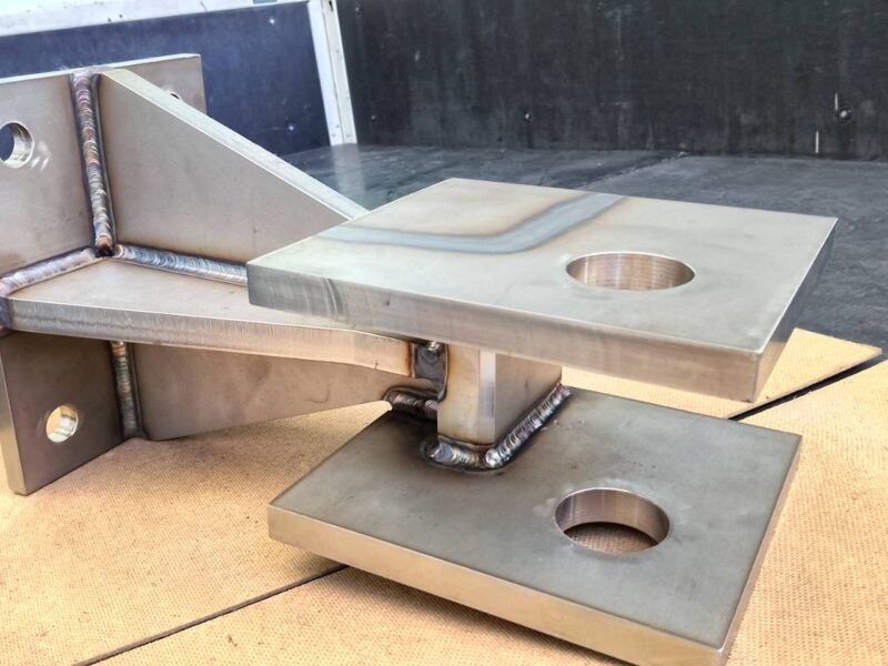 スキッドレール受金物部材