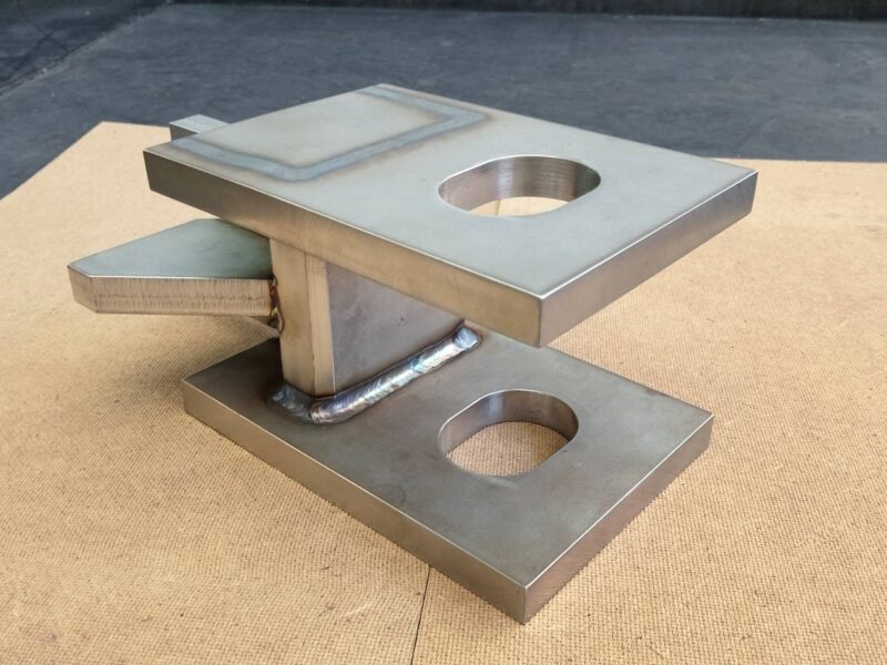 スキッドレール受金物部材