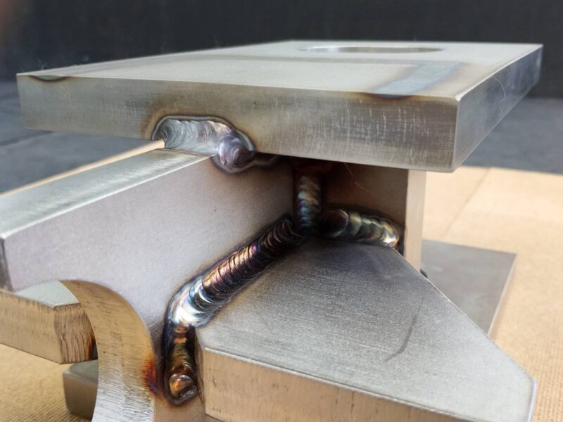 スキッドレール受金物部材