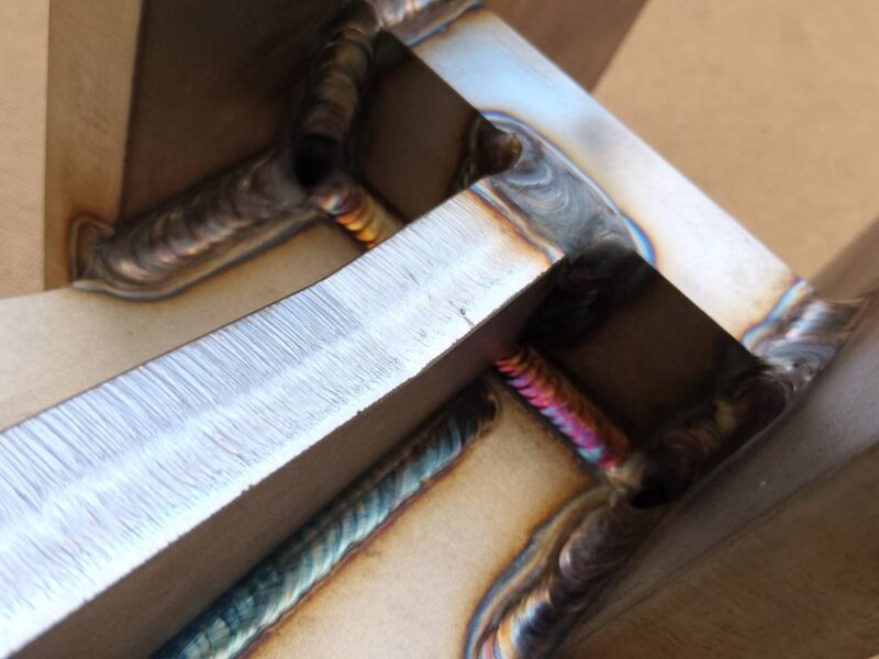 スキッドレール受金物部材