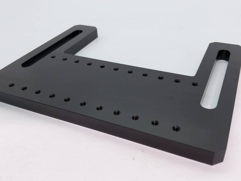 黒色アルマイト処理を施したA5052製プレート