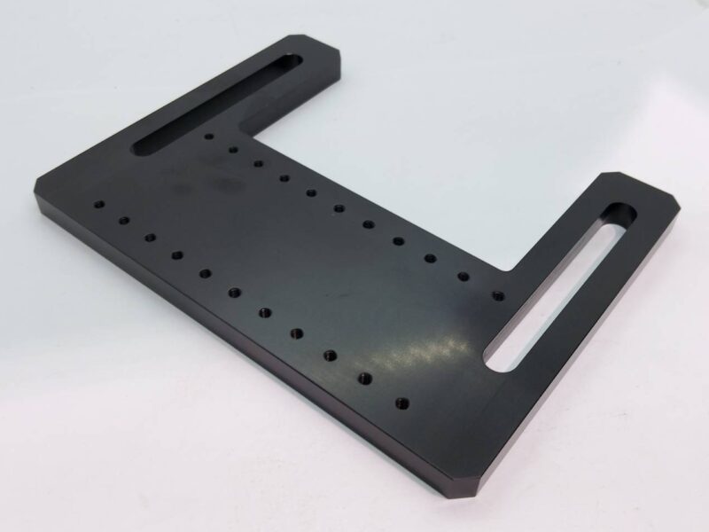 黒色アルマイト処理を施したA5052製プレート