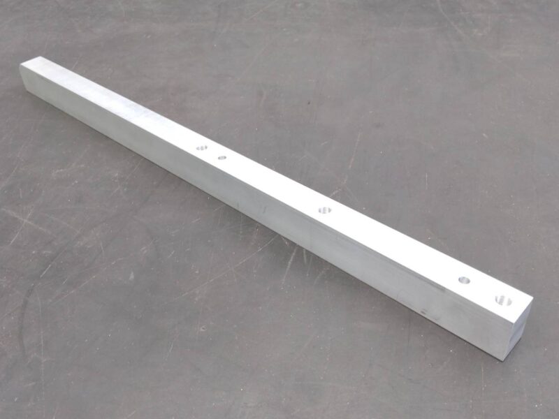 ねじ部を補強して軽量化したA6063製アルミプレート