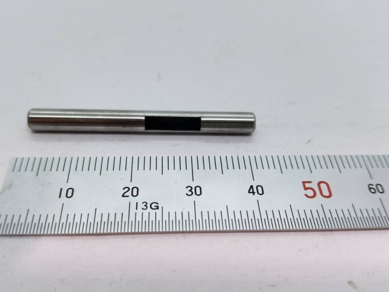 S45C製 Φ4h7ピン｜高周波焼入れ後の歪み取りと研磨で精度を確保