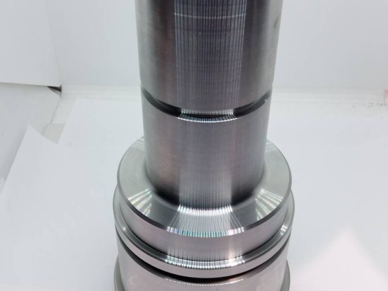 外径公差70f7・80f7と溝・穴の寸法管理に対応したSCM440製ガイド