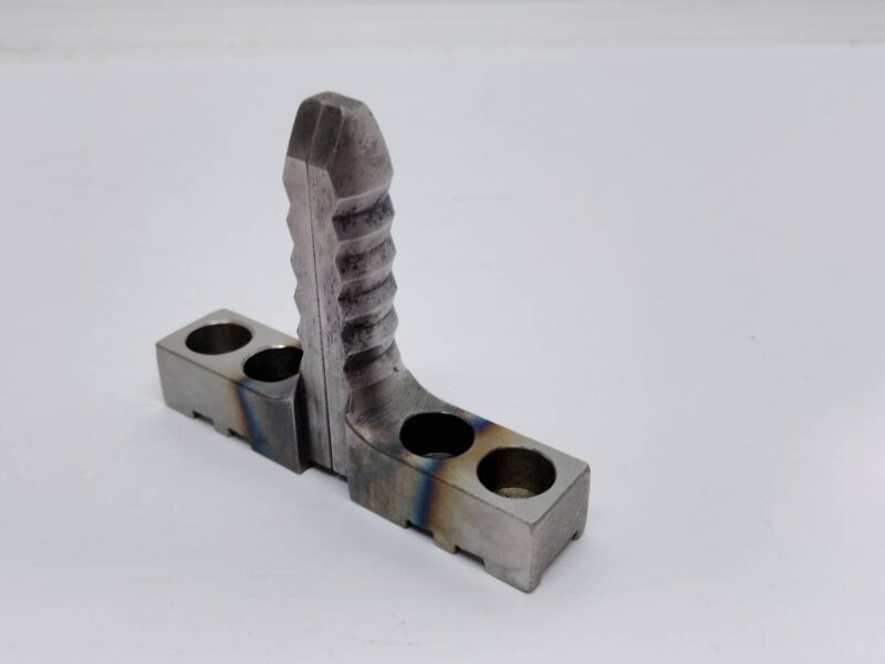 高周波焼入れ後の歪み取りで一対の噛み合いに配慮したSCM440製チャック